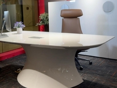 未来的な絵を描いた事務局の机