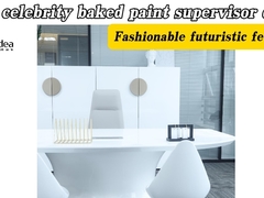 テレビの有名人が焼いた塗料の監督の机