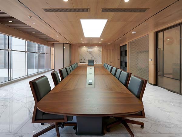 最新の企業ブログについて オフィス家具一式納品完了：受付、会議室、スタッフエリア、ラウンジ、マネージャーオフィス。